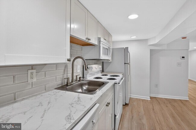 Building Photo - 141 Uhland Terrace NE