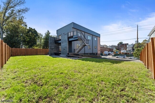 Building Photo - 246 Cortlandt St