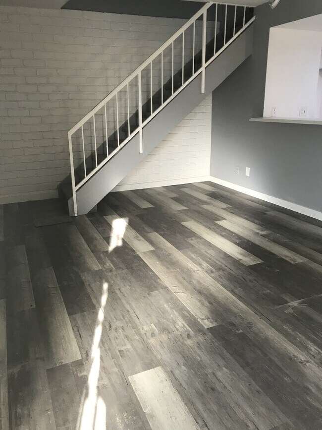 Building Photo - Coming Soon - Gorgeous 2 bedroom / 1 bathroom in Marina Village