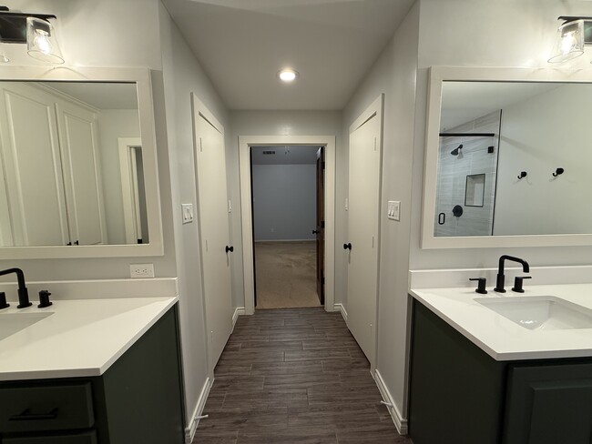 Building Photo - 2950 Crestline Dr