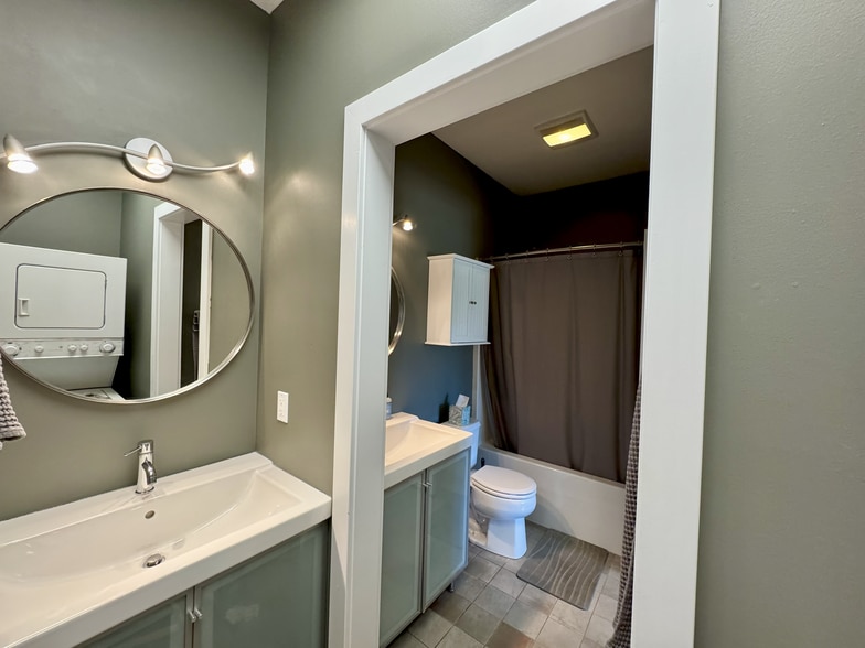 Double vanity bathroom. - 714 15th St