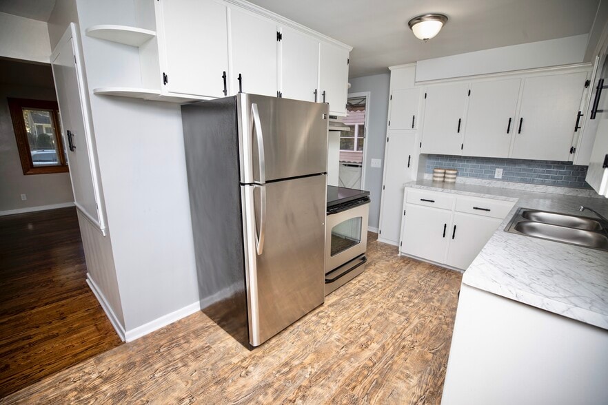 Building Photo - 1327 N Oak St