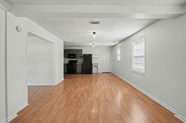 Building Photo - 3 Bed 2 Bath Home with Great Outdoor Space!