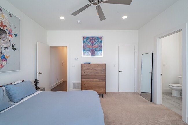 Building Photo - 2 Bed Option in East Dallas Townhome off Greenville Lakewood Neighborhood