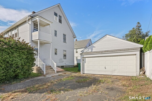 Building Photo - 6 Parkway Dr