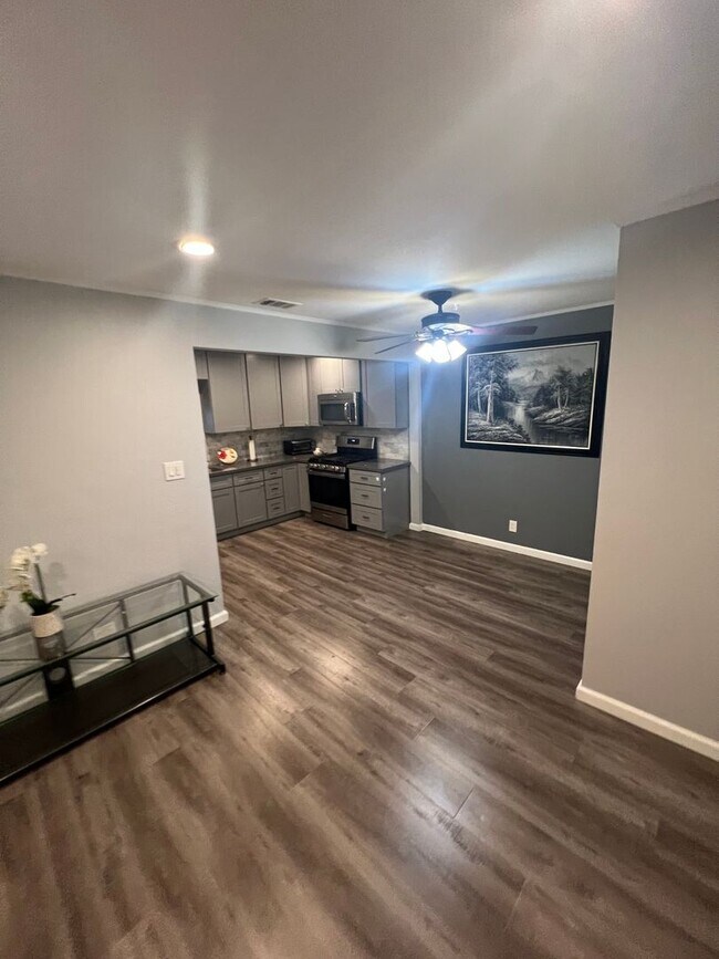 Building Photo - 212 N Aladdin Dr