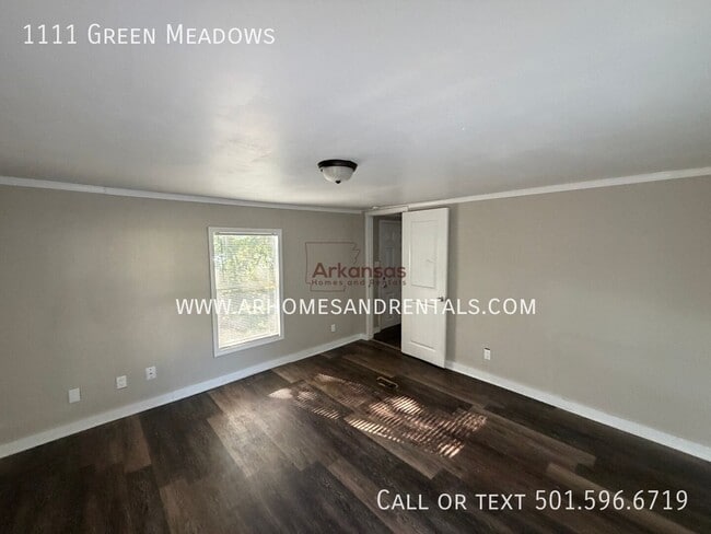 Building Photo - 1111 Green Meadows Dr