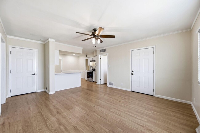 Building Photo - 2421 W Anderson Ave