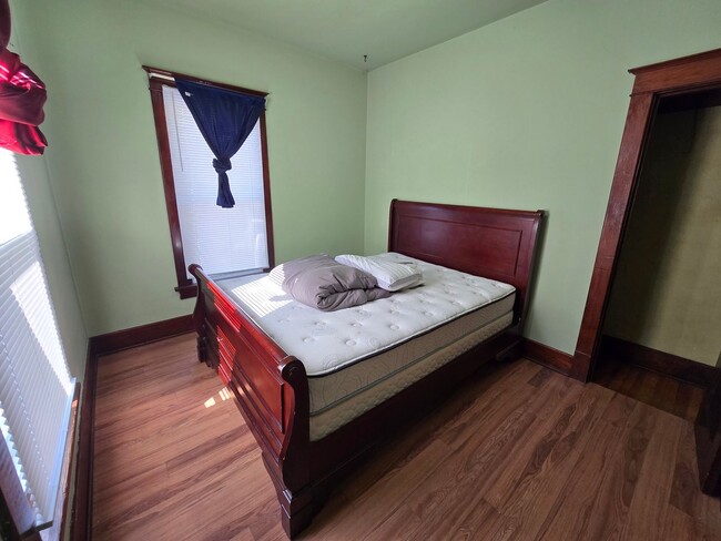 Building Photo - $1,600 - 3 Bedroom 2.5 Bath Home