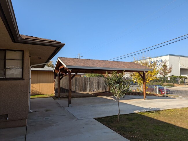 Building Photo - 4 bedroom 1 bathroom Pinedale home offerin...