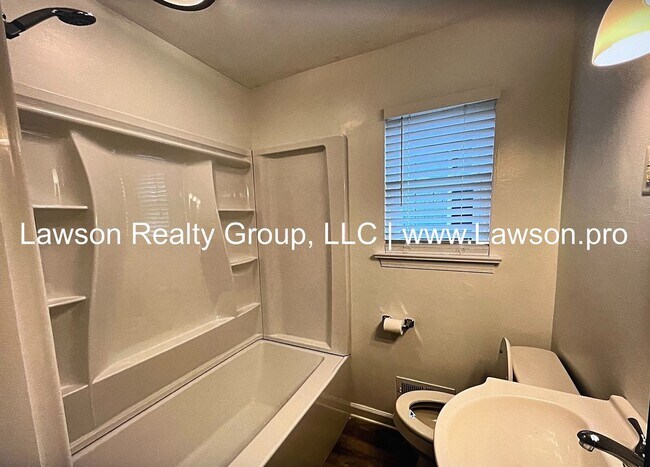 Building Photo - Two Bedroom Home in City of Salem