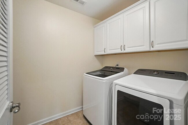 Building Photo - 2031 Hamil Ridge Dr