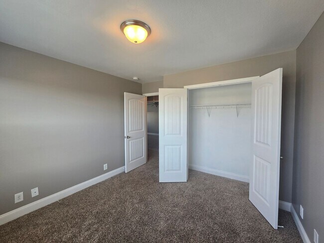 Building Photo - Executive 3 Bed 2.5 Bath with Bonus Home