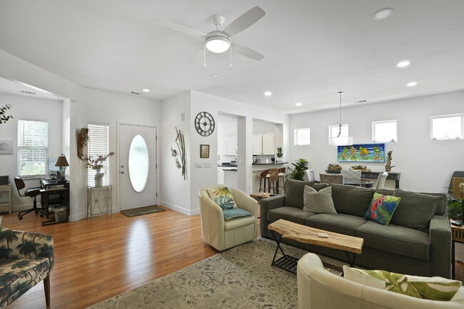 Building Photo - 211 Hampton Cir