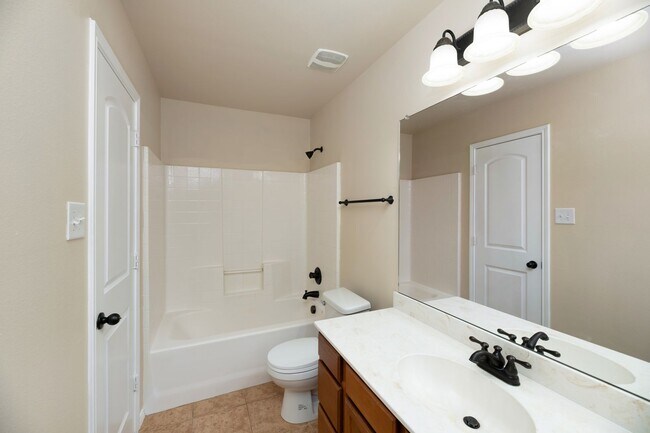 Building Photo - Beautiful 3 Bedroom Townhome located in Lavon,Texas!