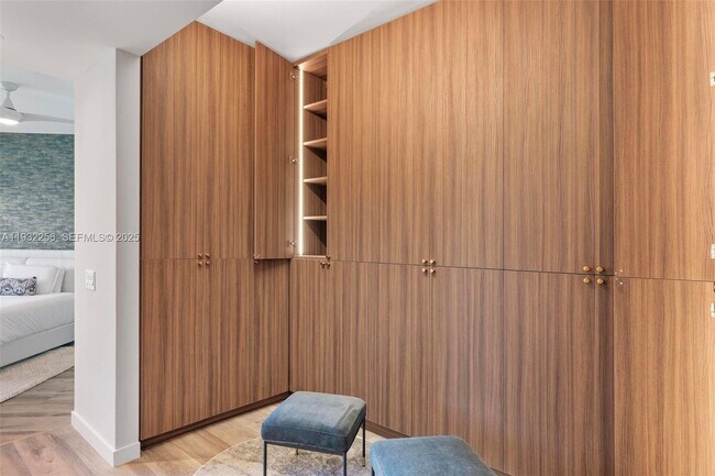 Building Photo - 16711 Collins Ave