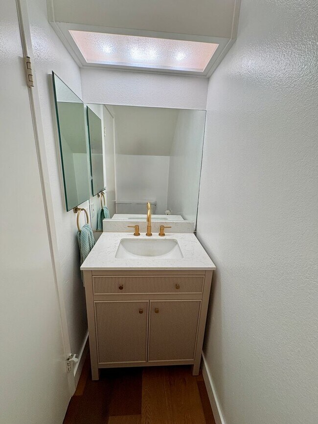 Building Photo - Amazing Two Bed 1.5 Bath Condo - University Heights - Garage & Driveway Parking