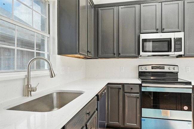 Building Photo - 10405 Belfort Dr