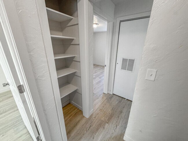 Building Photo - Charming Duplex with Prime Location in West Valley!