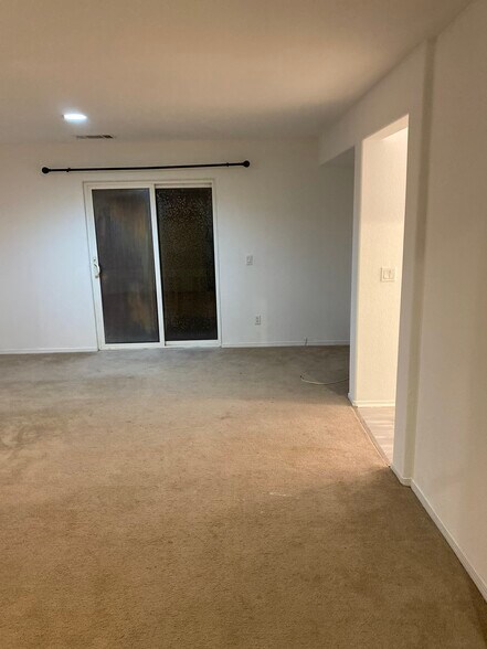 Building Photo - 102 Elderberry Ct