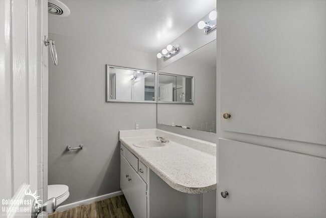 Building Photo - Beautifully Renovated 2Bdm 2Ba Apartment in Phoenix - MI Special