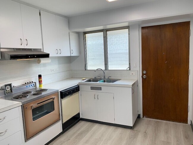 Building Photo - 3350 Sierra Dr