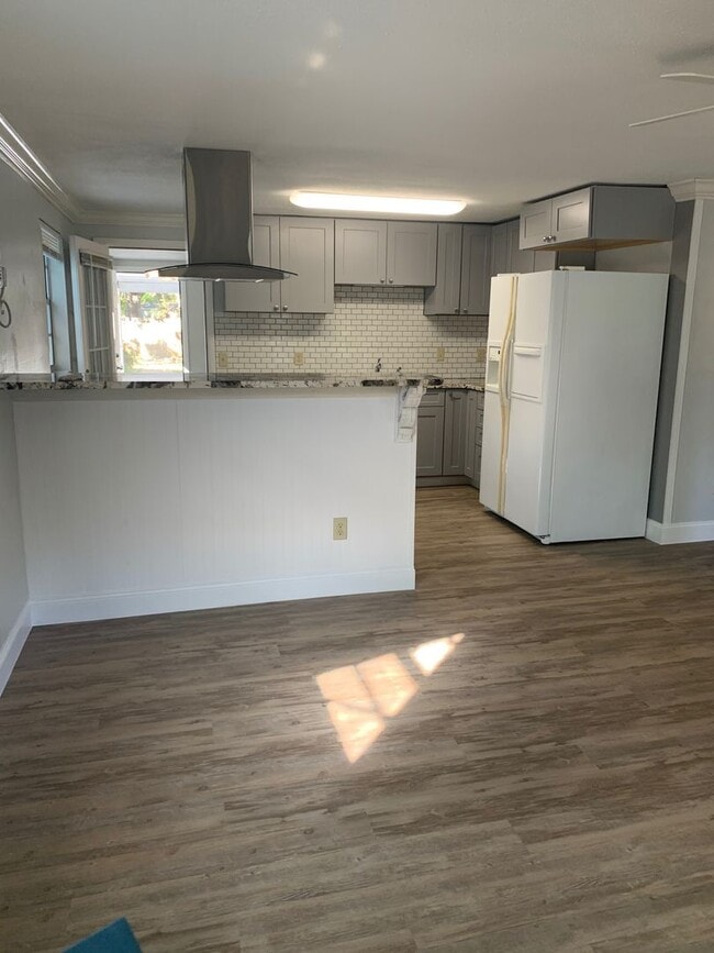 Building Photo - 3 bedroom 1 bath recently refurbished  with large fenced backyard ,close to shopping and the beach