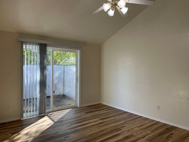 Building Photo - Very Nice 3 Bedroom 2 Bath Duplex-Located ...