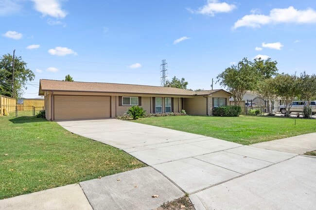 Building Photo - 1726 Wycliffe Dr