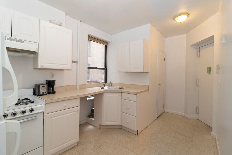 Building Photo - 320 E 93rd St