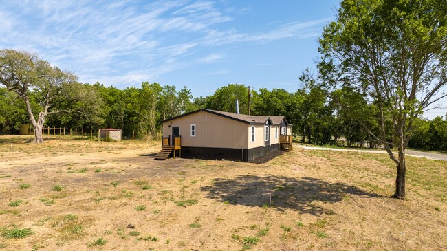 Building Photo - Spacious 4 Bedroom Home on 1 acre!