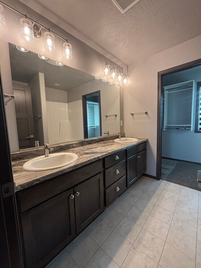 Building Photo - Spacious 3-Bedroom Home