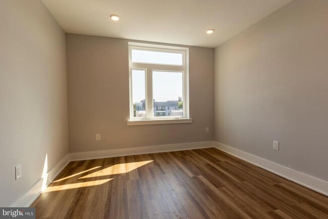 Building Photo - 3965 Lancaster Ave