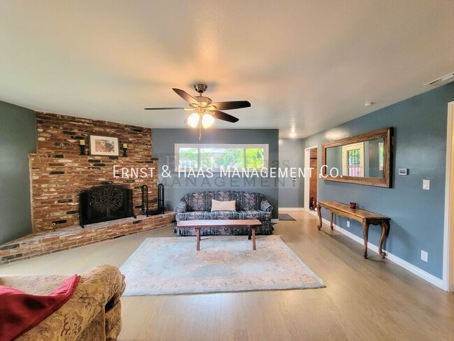 Building Photo - Beautiful Lakewood 3 Bedroom 2 Bath Home w...