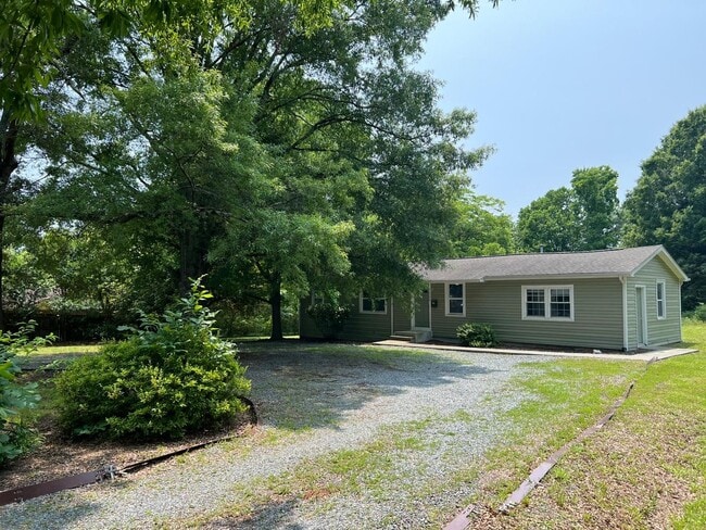 Building Photo - Stunning 4BR/2BA Home in Charlotte!