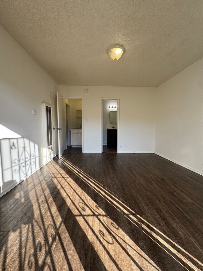 Interior Photo - 917 Centinela Ave