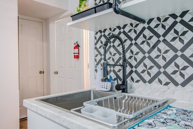 Building Photo - 2014 Newman St