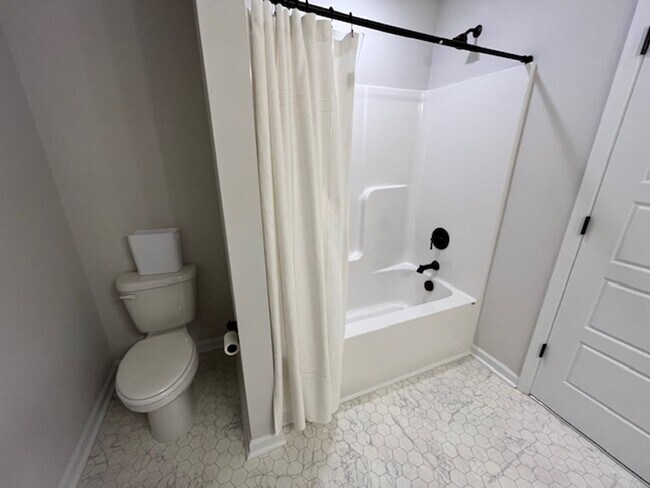 Building Photo - Stunning townhouse located in the heart of Winnabow!