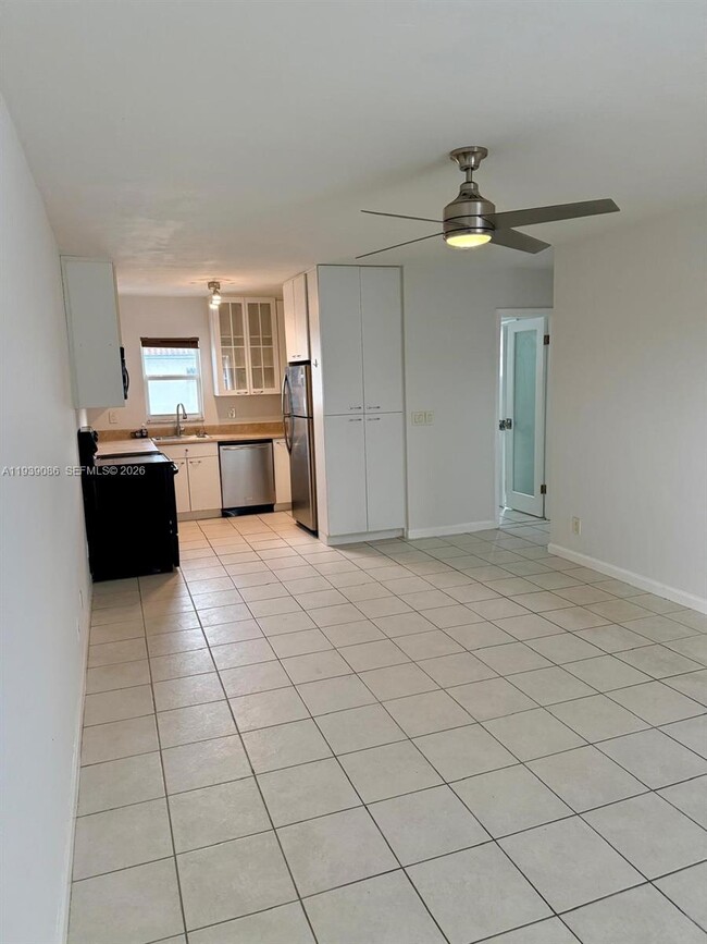 Building Photo - 1100 NE 9th Ave