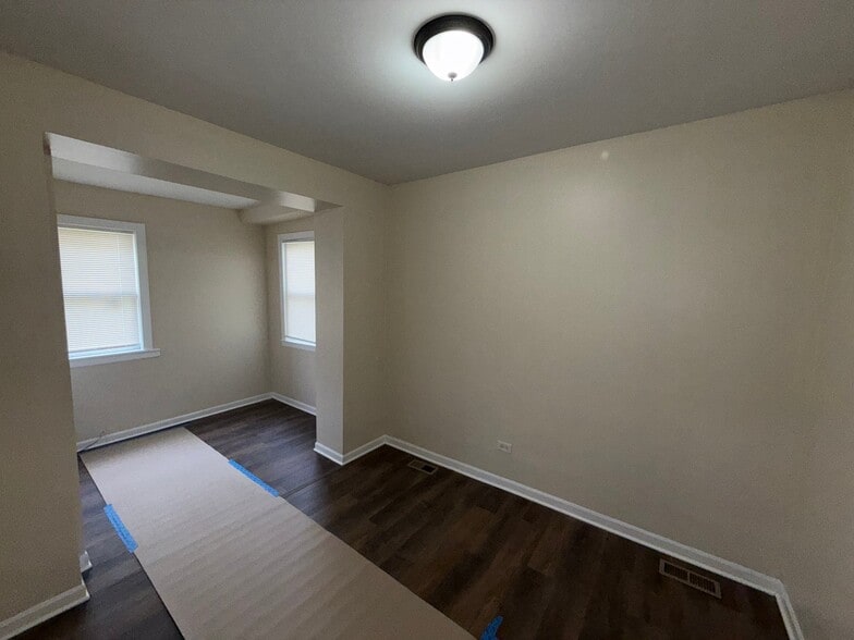 Building Photo - 7423 S St Lawrence Ave