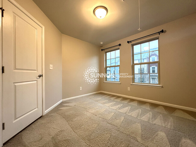 Building Photo - Beautiful 3 Bed Townhome in Eagle Lake Sub...