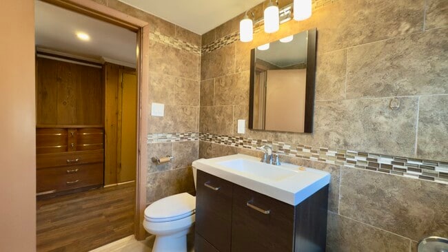 Building Photo - 7127 S Ridgeway Ave