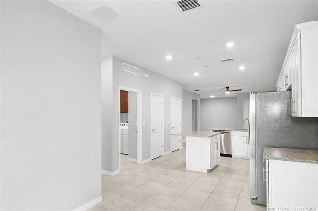 Building Photo - 10214 SW Captiva Dr