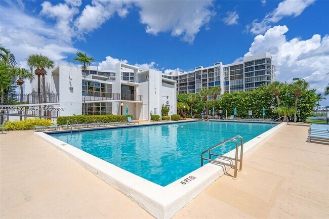 Building Photo - 1000 Parkview Dr