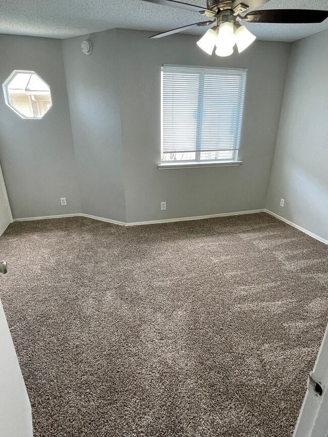 Building Photo - 2 BEDROOM @ UNT