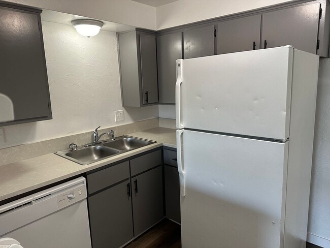 Building Photo - Updated 2 bedroom, 1 bath with garage!