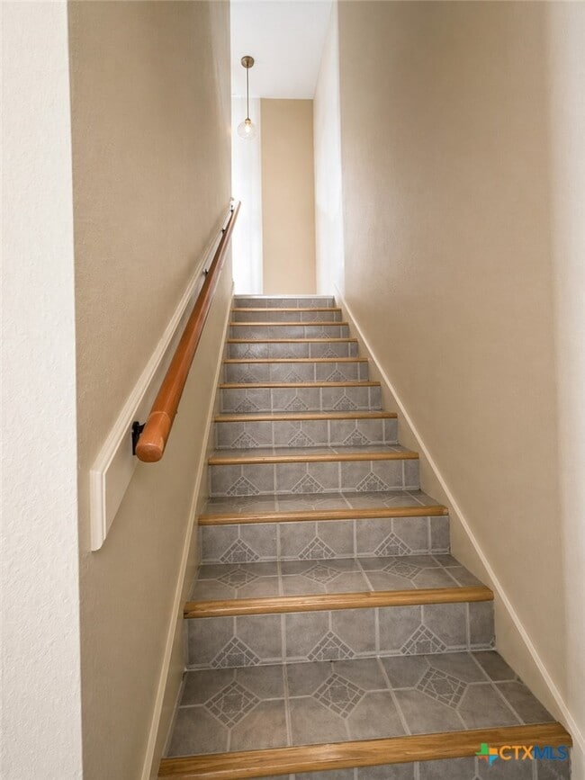 Building Photo - 1813 Cedarhill Dr