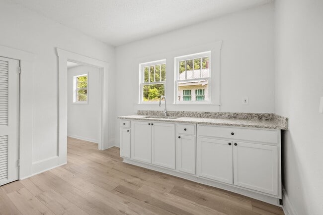 Building Photo - Charming 3 Bedroom, 2 Bathroom house