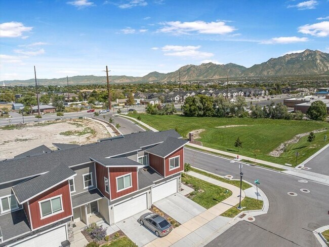 Building Photo - 1502 W Sparta Way