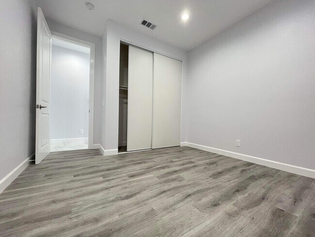 Building Photo - 15410 Firmona Ave